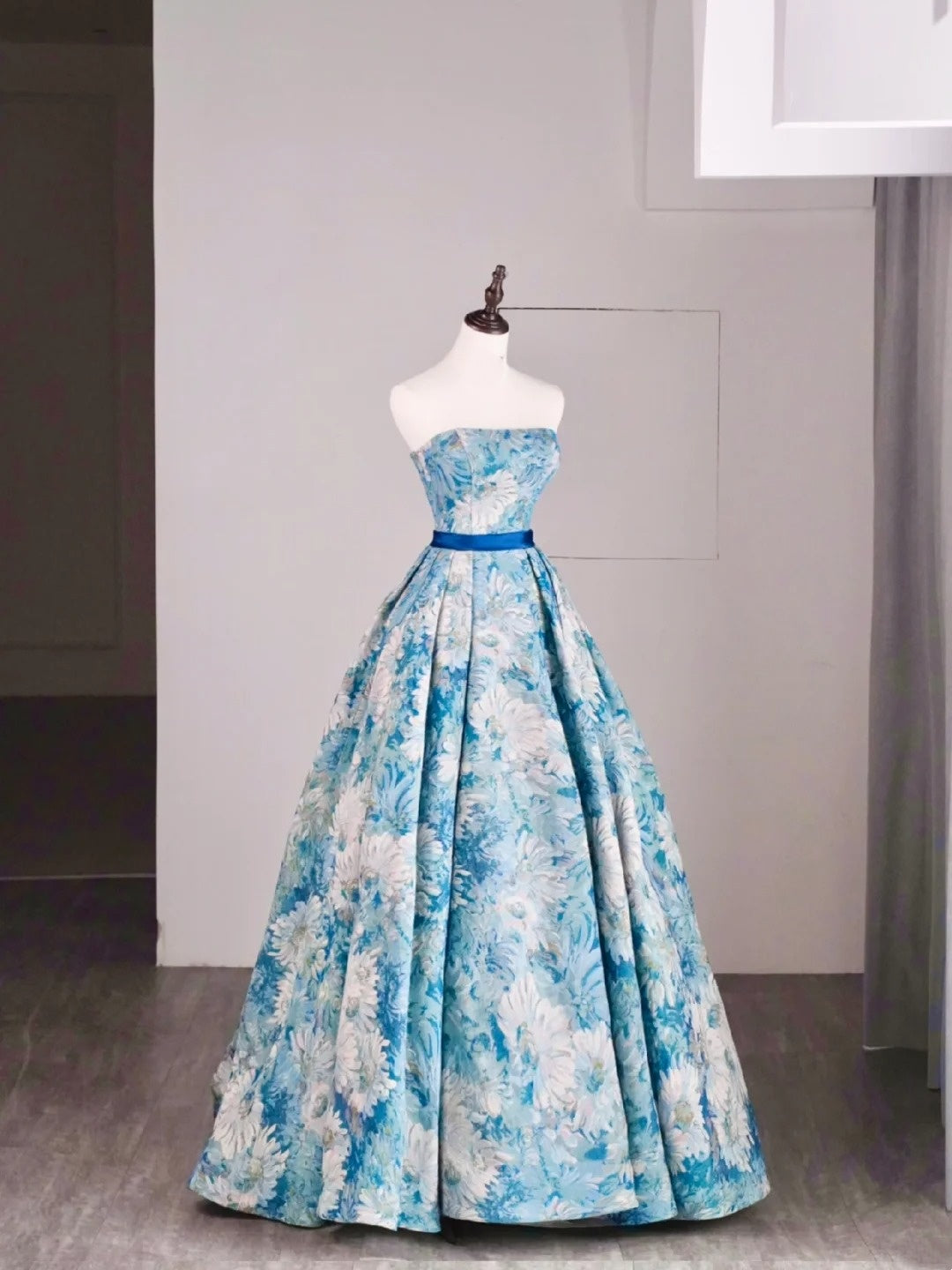 Wunderschönes, trägerloses, langes Ballkleid aus blauem Satin mit Blumenmuster – Inspiration für formelle Anlässe und Abendgarderobe N241
