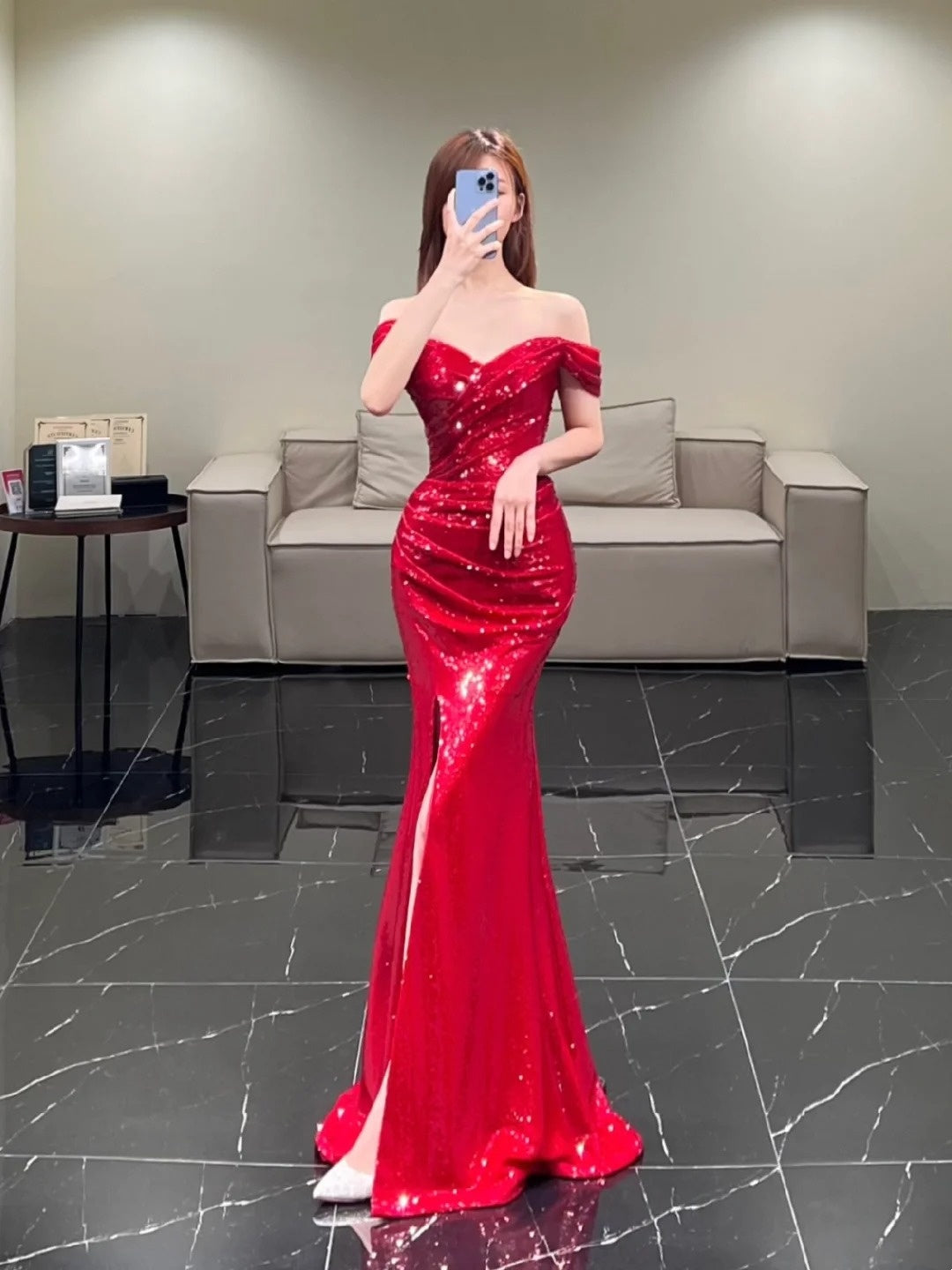 Robe de bal longue sirène modeste à épaules dénudées, sequins rouge bordeaux, volants et fente, N598