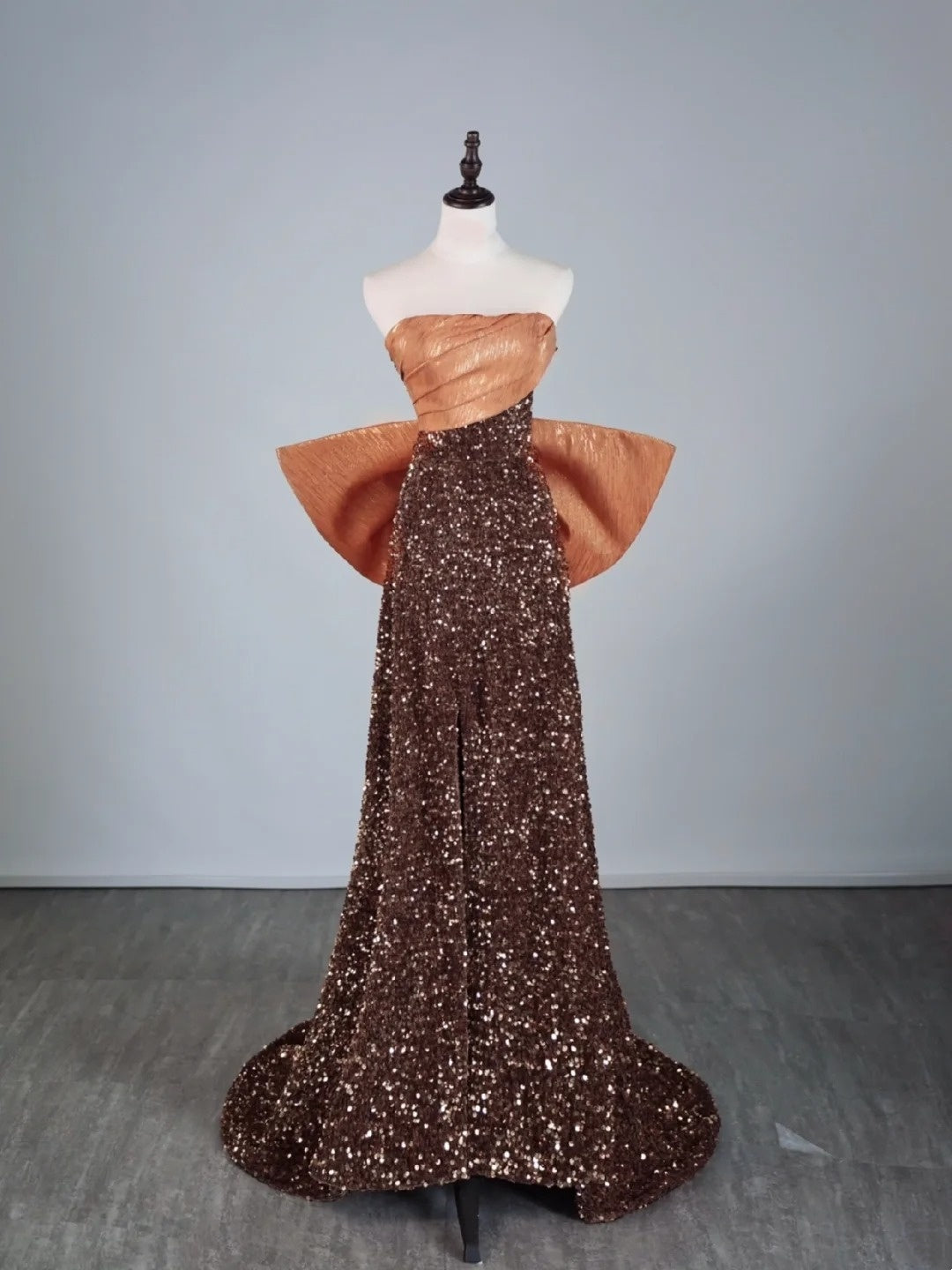 Robe de bal longue à sequins marron, coupe trapèze, sans bretelles, idéale pour les élèves de terminale (N1279)