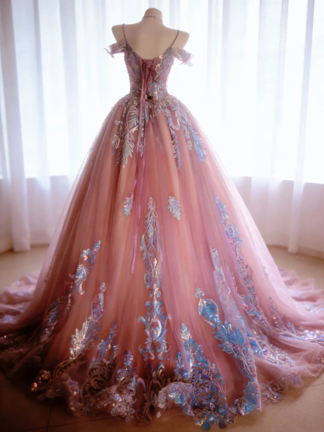 Niedliches Ballkleid mit Spaghettiträgern aus rosa Satin mit Applikationen Lange Partykleider Abschlussballkleider N3039