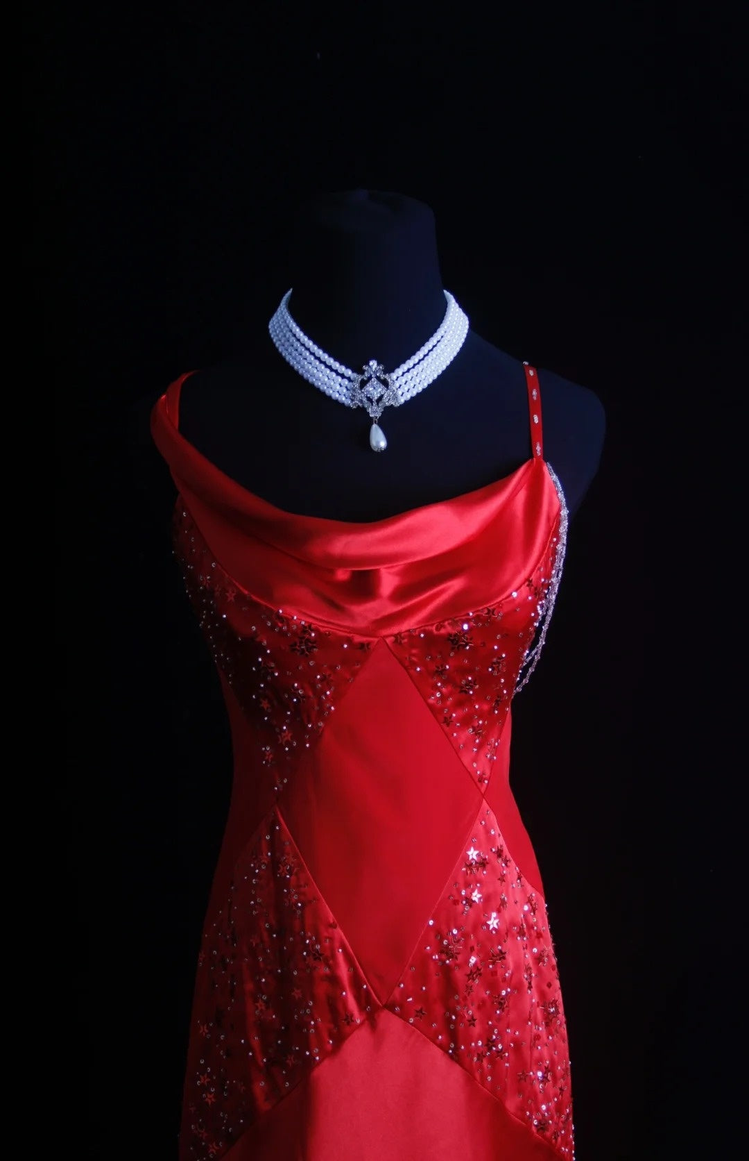 Robe de bal longue rétro sirène à fines bretelles en satin rouge, corsage perlé, inspiration années 90, tenue de soirée pour un 18e anniversaire, N491