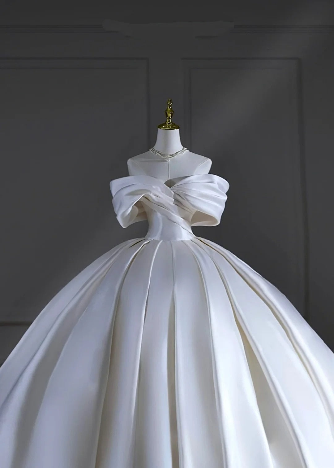 Timeless Wedding Dresses Ball Gown Off The Shoulder Satin Pleated Brides Dress Court Train Fitted Long Bridal Gowns AB2524