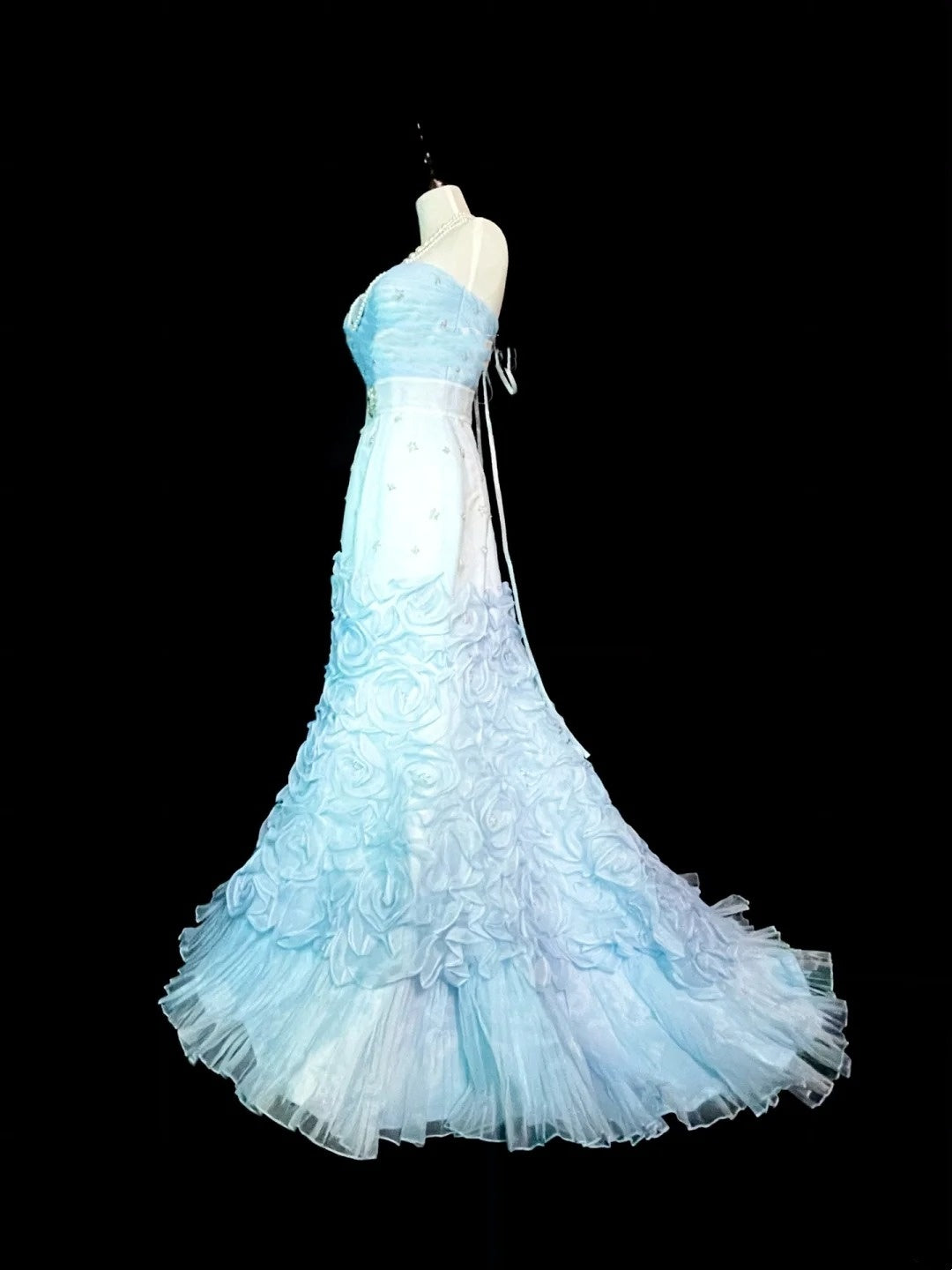 Robe de bal longue plissée sans manches en tulle bleu ciel clair, style sirène, années 1760, référence N1583