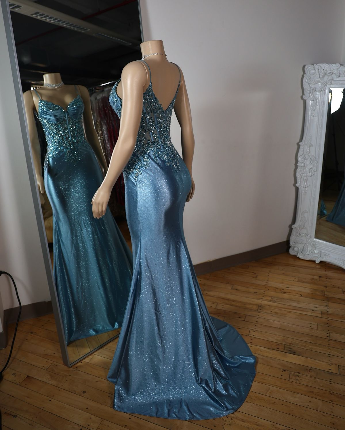 Robe de bal longue en satin à fines bretelles et dentelle, style sirène bleue AB1682
