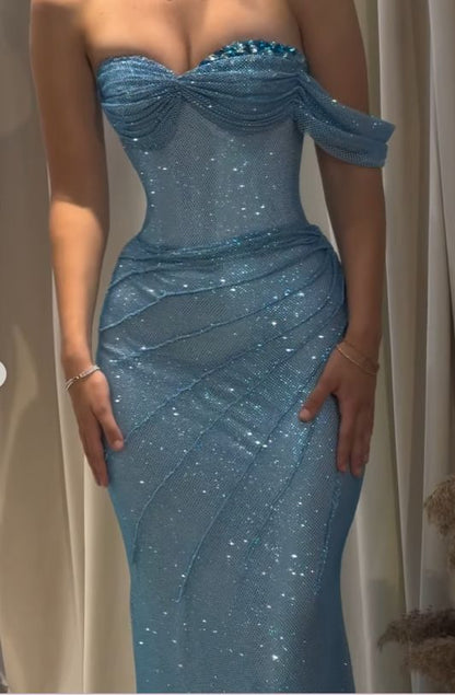 Robe de bal longue fourreau style sirène, coupe cœur, en maille bleue, référence RB1668