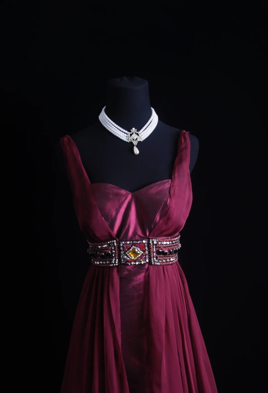 Robe de bal longue rétro en mousseline, coupe trapèze, décolleté cœur et corsage orné de perles, style années 90. Inspiration pour une tenue de 18 ans ou une robe de soirée (N492).