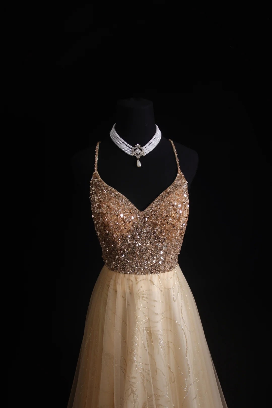 Robe de bal longue rétro années 50, coupe trapèze, bretelles spaghetti, corsage en tulle orné de perles. Inspiration pour une tenue de 18 ans ou une soirée habillée (N495).