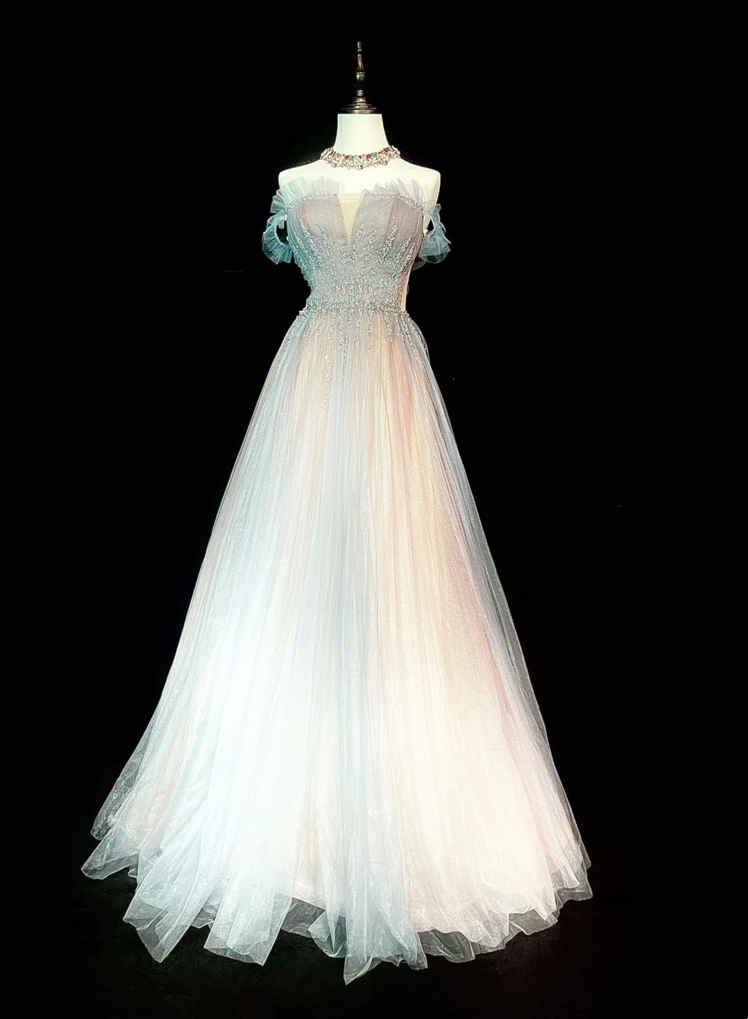 Robe de bal longue plissée, coupe trapèze, épaules dénudées, cape, manches en tulle, style années 1760, N1584