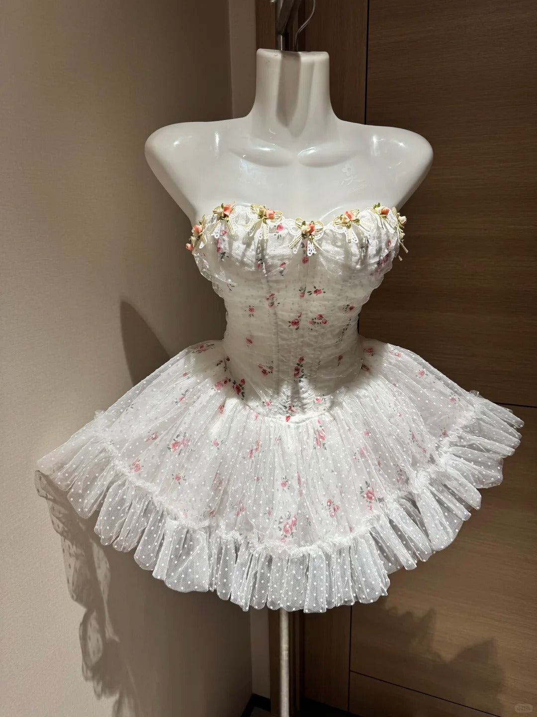 Mignonne Robe de Bal Bustier en Tulle Blanc avec Fleurs 3D Courte Nuit à Rio Inspo Robe Hoco Idées Robes de Rentrée RB4040