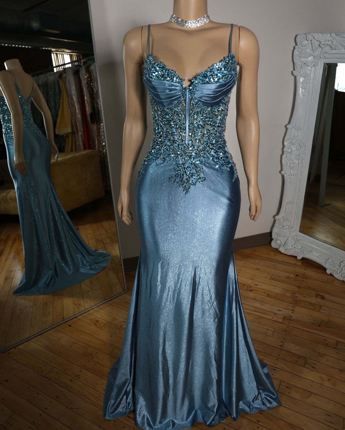 Blaues Meerjungfrauen-Abendkleid aus Satin mit Spaghettiträgern, langen Applikationen und Pailletten, AB1695