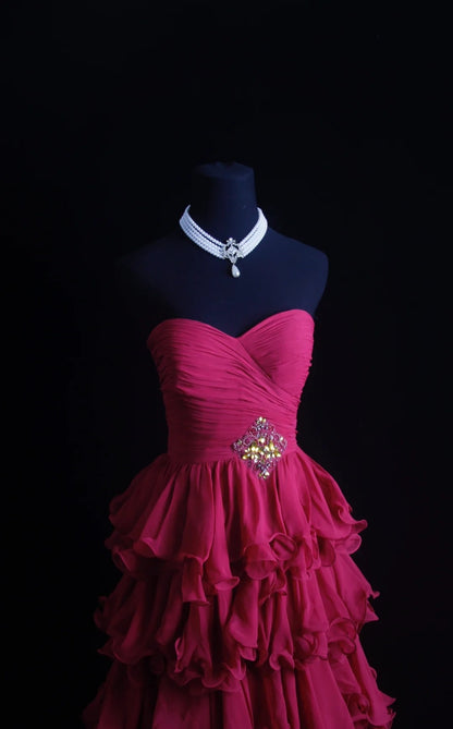 Robe de bal longue rétro années 2000, coupe trapèze, décolleté cœur, en mousseline rose à volants. Inspiration pour une tenue de 19e anniversaire. Robe de soirée N501