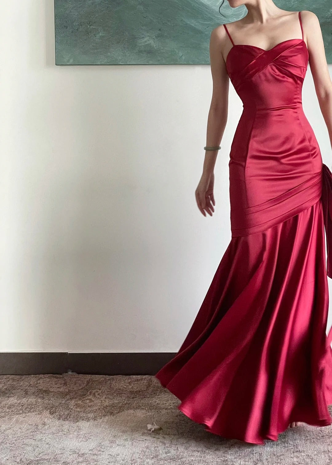 Robe de bal longue en satin plissé bordeaux avec bretelles fines sirène romantique N2821