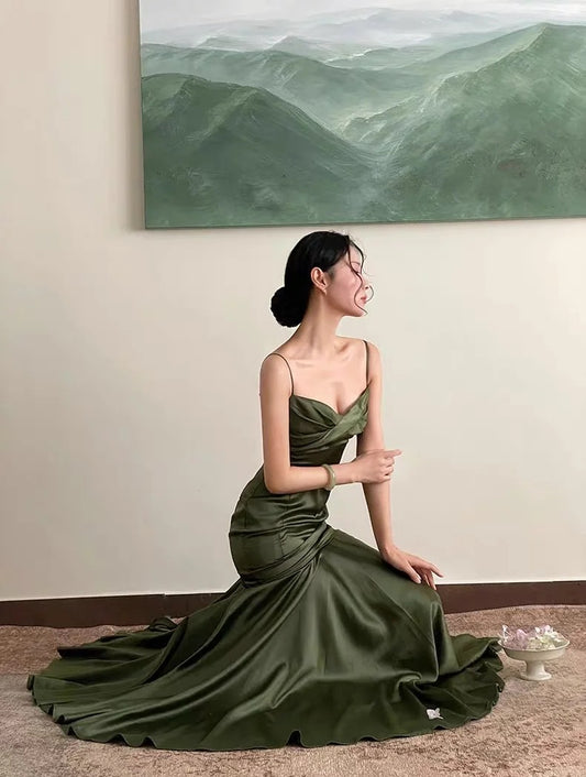 Figurbetontes Meerjungfrauen-Spaghettiträger-Kleid aus grünem Satin mit Falten, formelles langes Ballkleid N2820