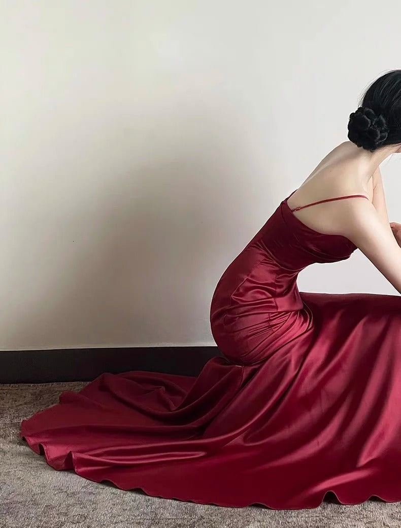 Robe de soirée longue sirène romantique bordeaux en satin à fines bretelles plissée N2824