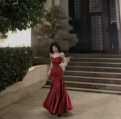 Robe de soirée longue sirène romantique bordeaux en satin à fines bretelles plissée N2824