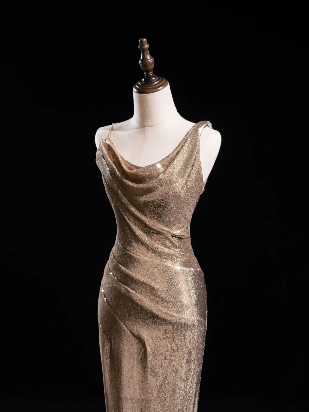 Robe de bal longue sirène à paillettes et col asymétrique, sequins, couleur champagne, inspiration tenue de soirée N228