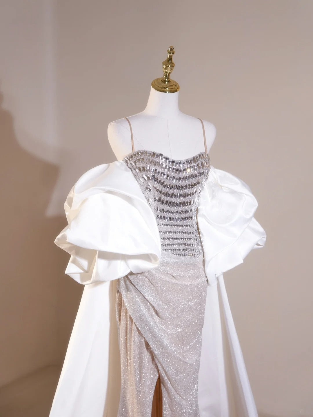 Robe de bal longue sirène sexy à fines bretelles, couleur champagne, ornée de perles et fendue, idéale pour un 19e anniversaire. Modèle N238.