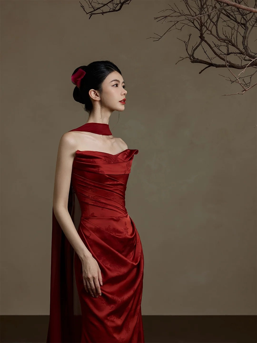 Robe de bal longue en satin bordeaux, décolleté sirène et foulard, inspiration robe de soirée N230