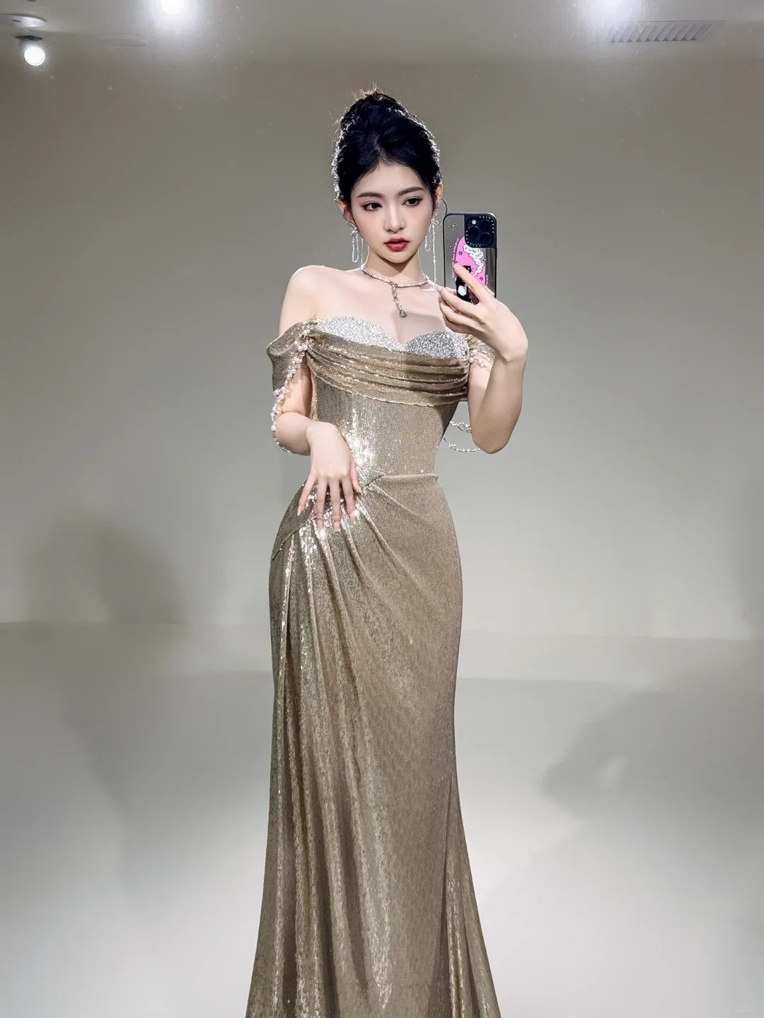 Robe de bal longue sirène à paillettes, épaules dénudées, sequins, couleur champagne, inspiration tenue de soirée N234