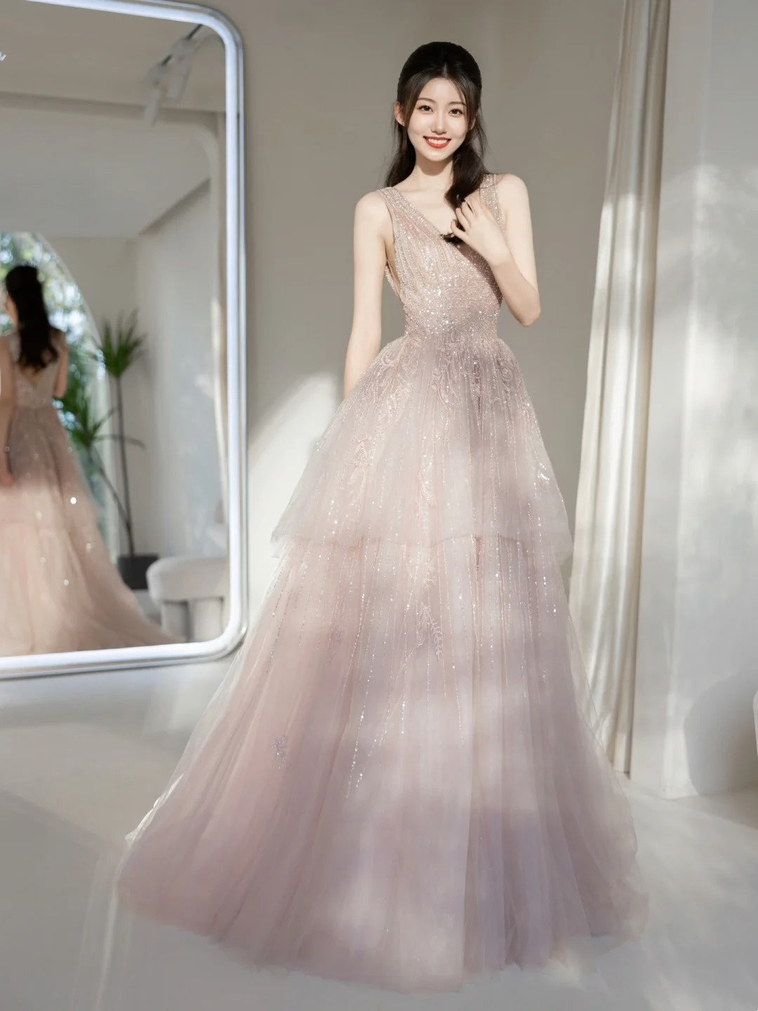 Robe de bal longue rose à sequins, décolleté plongeant en V, idéale pour un 19e anniversaire. Modèle N236.