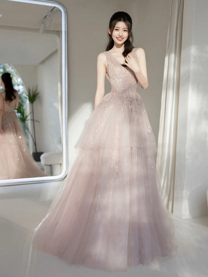 Robe de bal longue rose à sequins, décolleté plongeant en V, idéale pour un 19e anniversaire. Modèle N236.