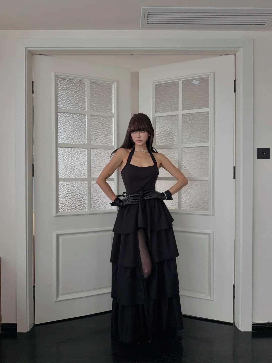Robe de soirée chic à col halter asymétrique, style noir, pour invitée de mariage, en satin à volants, longue, N698