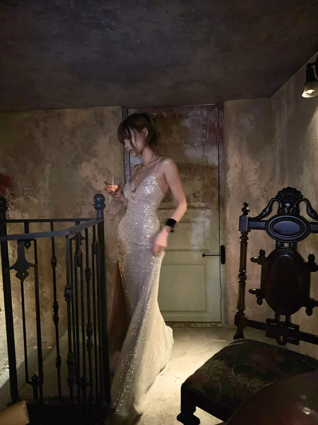 Robe de bal longue sirène à fines bretelles et sequins champagne, idéale pour un anniversaire ou une soirée formelle (N476)