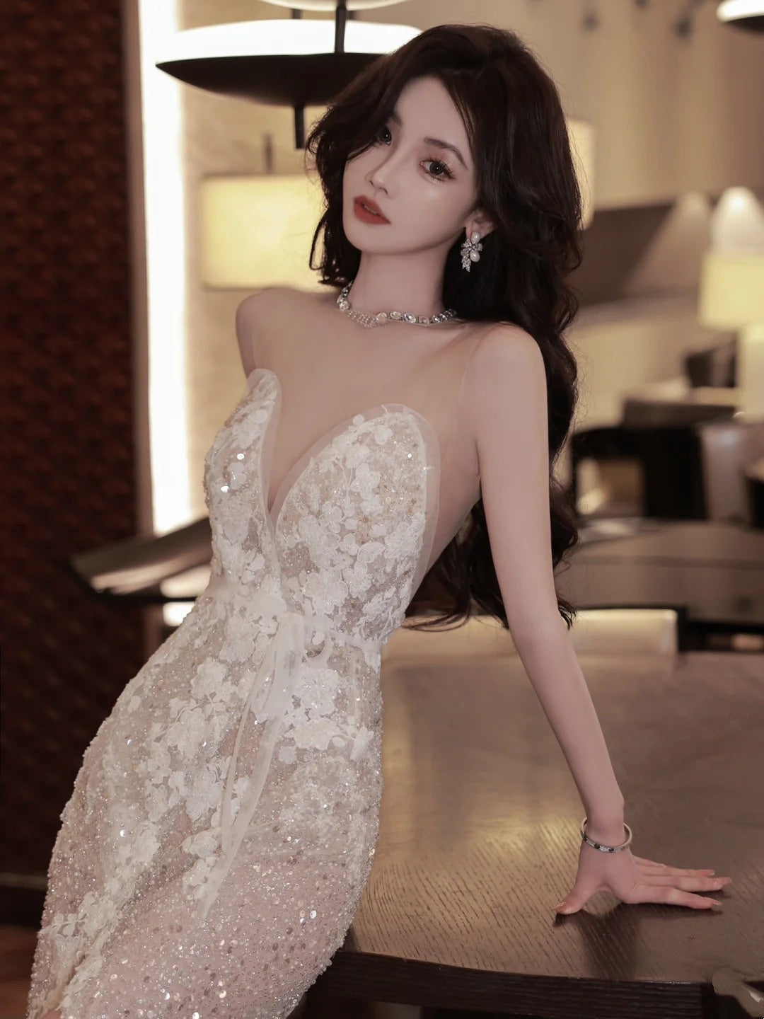 Robe de mariée féerique style sirène, décolleté cœur, dentelle blanche, longue, coupe ajustée, N1088