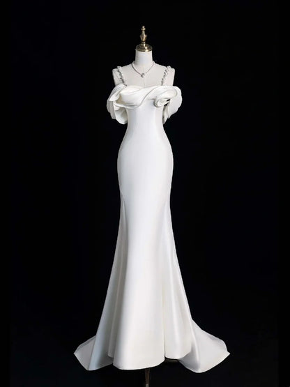Robe de mariée sirène modeste en satin blanc, décolleté en cœur, bretelles et manches longues, style féerique, idéale pour un mariage d'automne (N514)