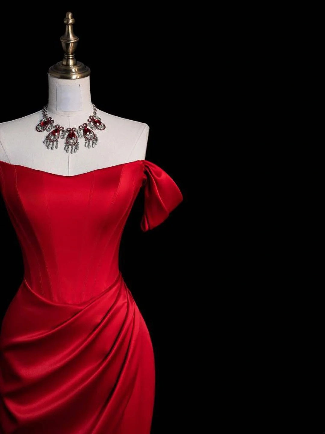 Elegantes, schulterfreies, rotes Satin-Etui-Kleid mit Schlitz für den Abschlussball (High School) – Langes, formelles Kleid N1271