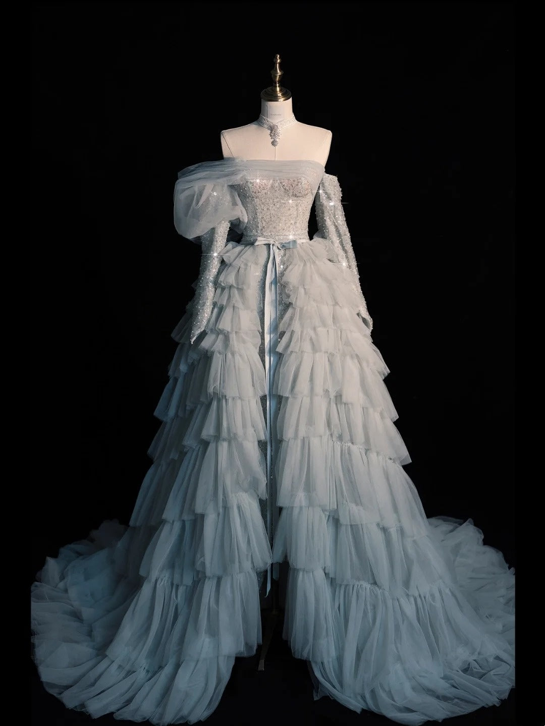 Robe de bal sobre en tulle bleu à épaules dénudées et volants superposés, idéale pour les soirées étudiantes et les remises de diplômes (N1224).