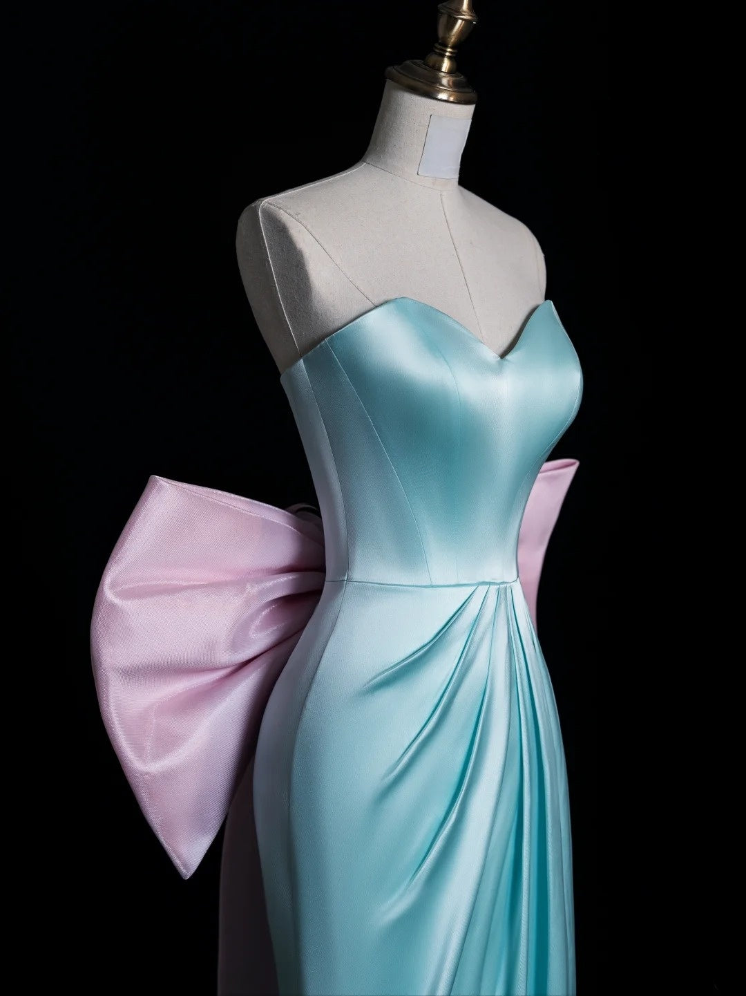 Magnifique robe de bal de fin d'année en satin bleu marine, coupe trapèze, décolleté cœur et nœud papillon - Inspiration robe de princesse N1080