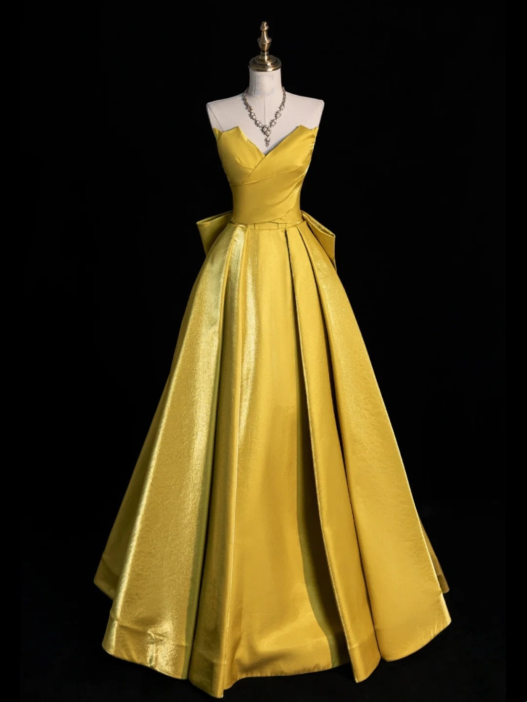 Elegantes Ballkleid mit Herzausschnitt, gelber Satin, Abschlussballkleid für die Oberstufe, langes formelles Kleid N1261