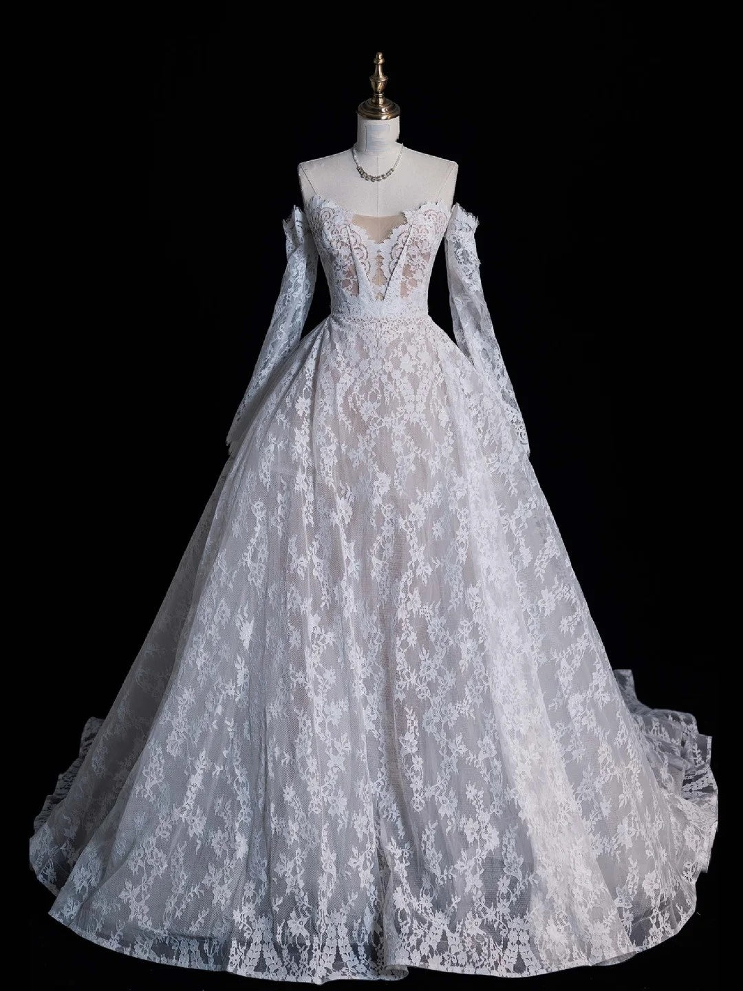 Robe de mariée féerique en dentelle blanche à décolleté cœur et traîne, coupe ajustée, référence N651