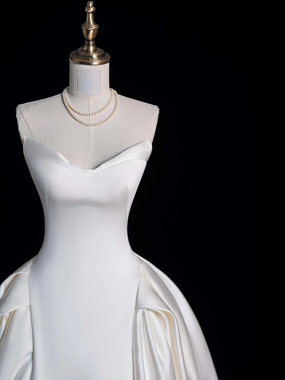 Robe de bal sobre en satin blanc à décolleté cœur et plis, robe de mariée longue de conte de fées pour l'automne N690