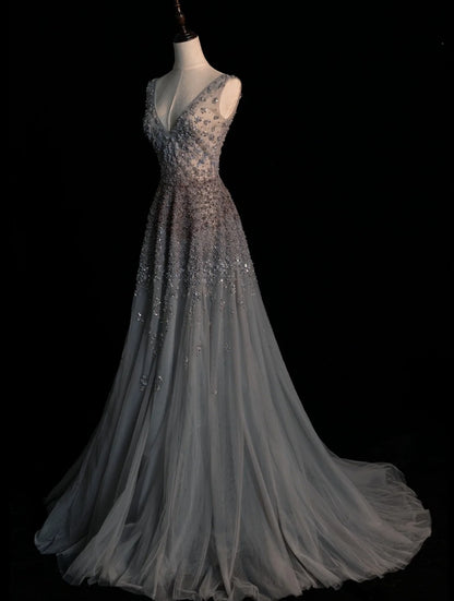 Robe de soirée élégante en tulle gris à col en V et perles, coupe trapèze, style sobre, idéale pour un bal de promo ou une remise de diplôme (N1230)