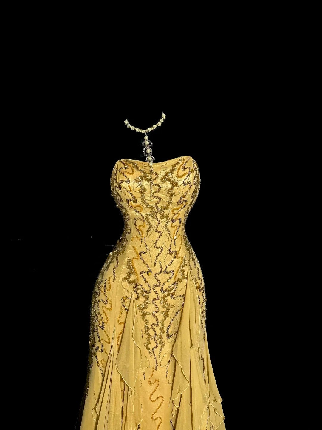 Bescheidene Ballkleider Meerjungfrau Trägerlos Gold Chiffon Mit Perlenbesatz Langes Formelles Abendkleid N3863