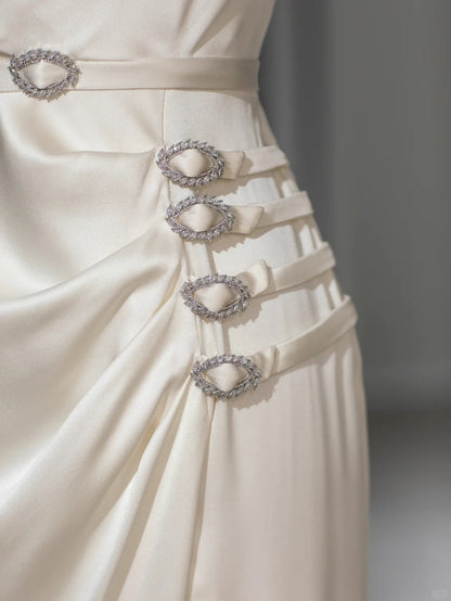 Elegantes Meerjungfrauen-Brautkleid aus weißem Satin mit Cache-Coeur-Ausschnitt für den Sommer RB4001