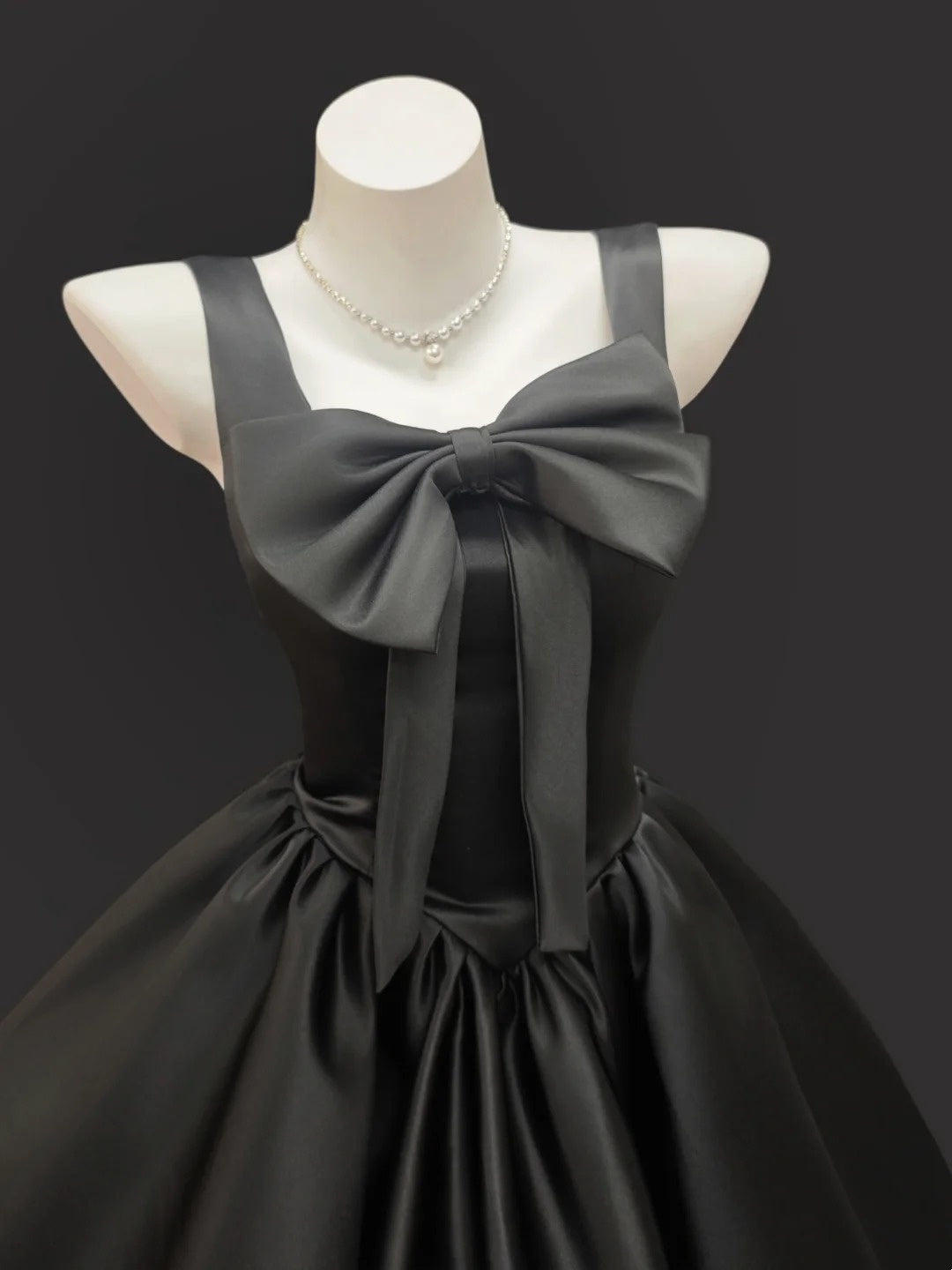 Wunderschönes Ballkleid mit eckigem Ausschnitt, kleinem schwarzem Kleid mit Schleife, Satin, 12. Klasse, kurze Minilänge, ästhetische Abschlussballkleider RB4362