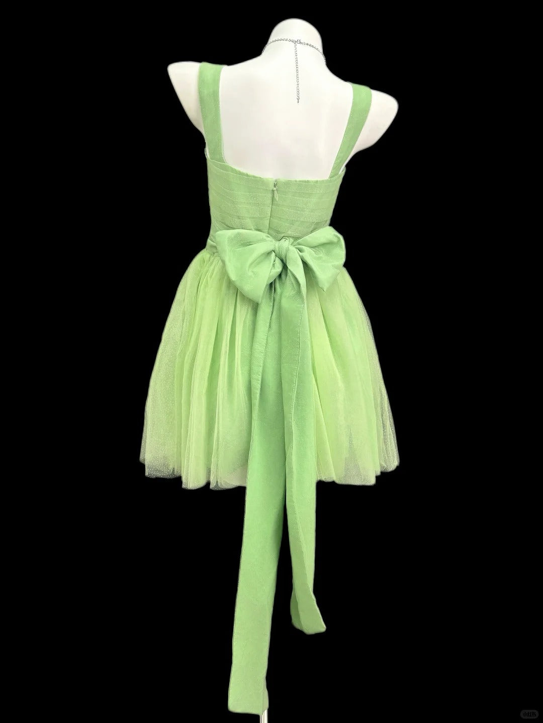 Robes de bal de fin d'année courtes en tulle vert à fines bretelles en ligne A romantiques pour le lycée N4531