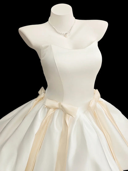 Romantisches Ballkleid, trägerlos, elfenbeinfarbener Satin, Senior Kurzes Abschlussballkleid für die High School Homecoming N4548