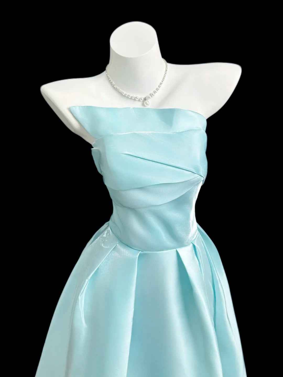 Süßes A-Linien trägerloses blaues Satin Sommer Strand Frühling Sommer Event Outfits Hochzeitsgast Kleider RB4358