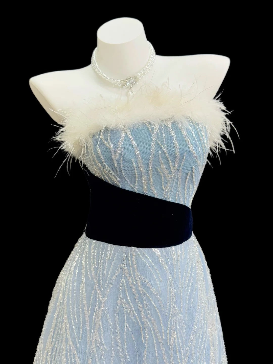 Robes de bal de princesse Formelles Trapèze Sans bretelles Paillettes Bleu clair Avec plumes Robes de soirée longues N4522