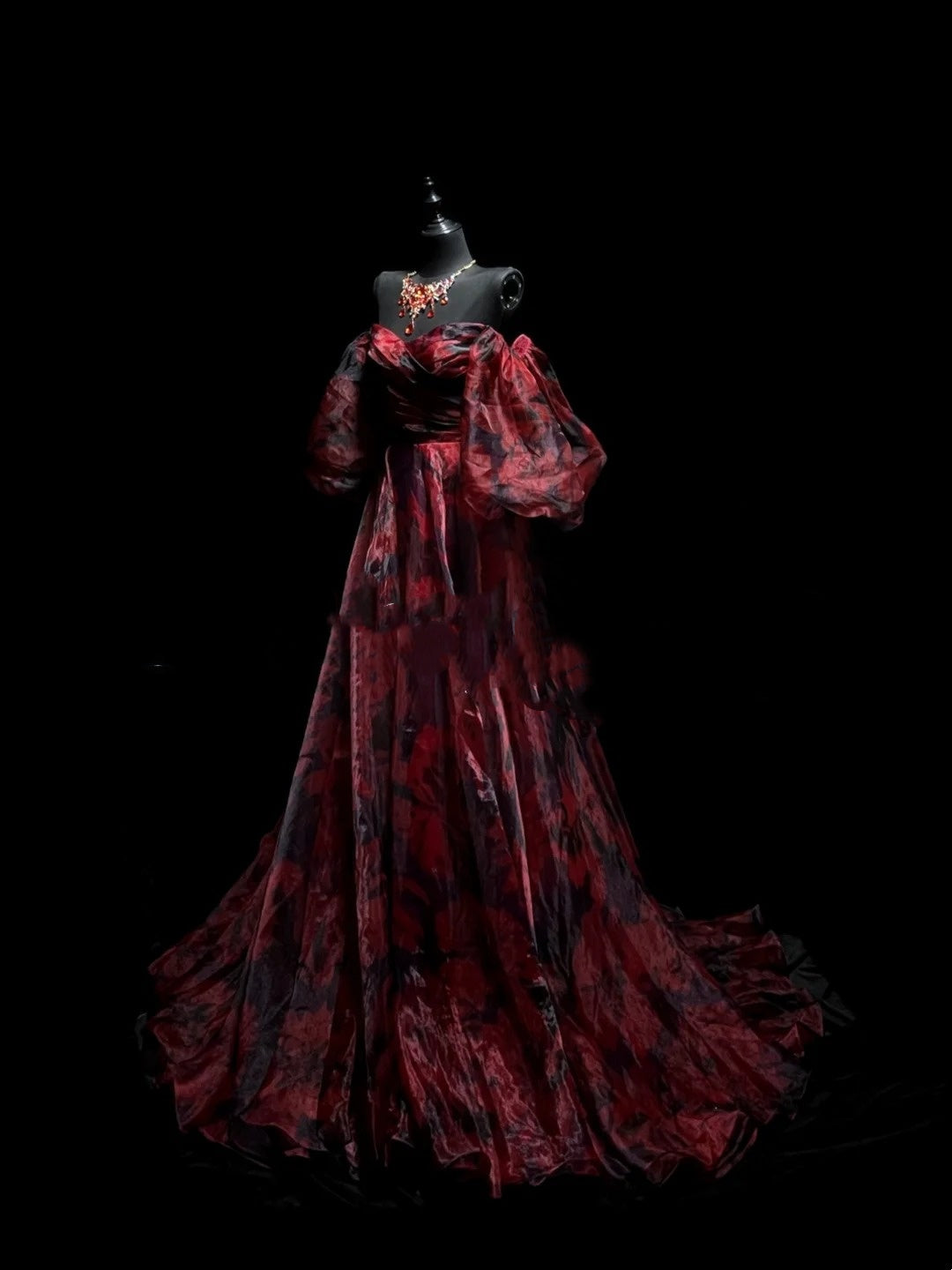 Robe de bal rétro bordeaux à épaules dénudées et manches longues, idéale pour les soirées et les bals de fin d'année. Modèle N965.
