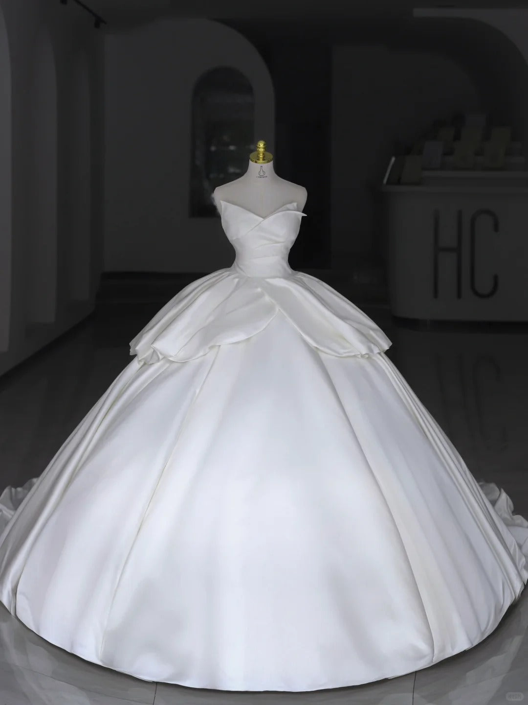 Timeless Wedding Dresses Ball Gown Sweetheart White Satin With Ruffled Long Bridal Gown N2988