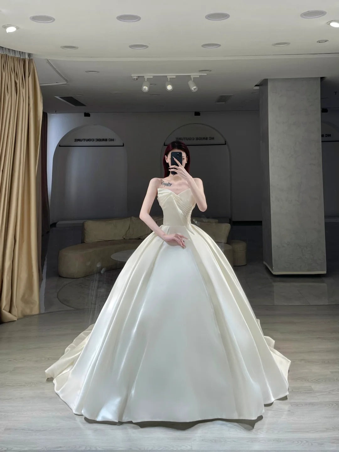 Robes de mariée modestes Robe de bal en satin à bustier avec volants longue robe de mariée N2985
