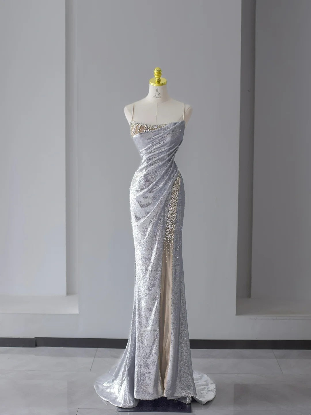 Glitzerndes Meerjungfrauen-Abschlussballkleid mit Spaghettiträgern, silbergrau, paillettenbesetzt mit Perlenstickerei, hoher Schlitz, langes Abendkleid N2922