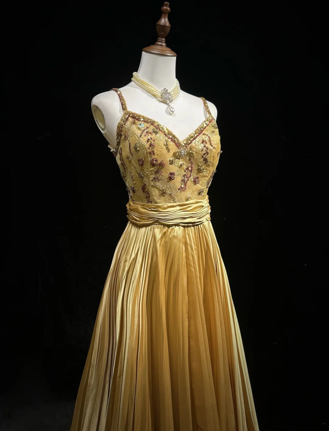 Vintage Prom Dresses A-Linie Spaghettiträger Gold Satin mit Rüschen Perlenstickerei Langes Abendkleid N2501