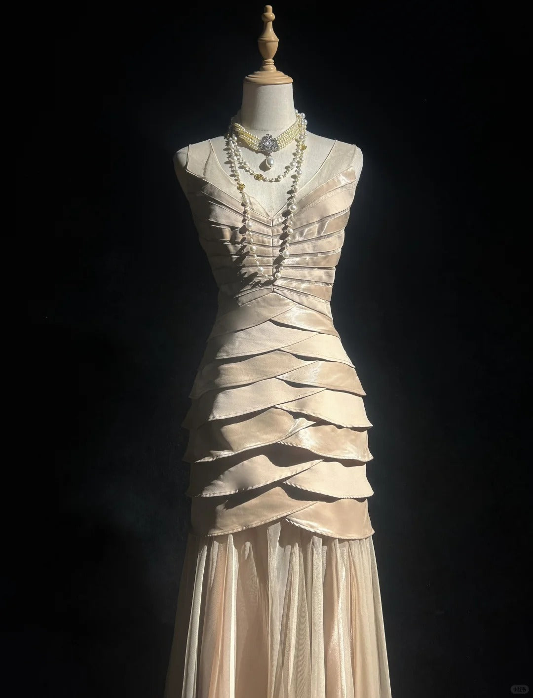 Robes esthétiques de bal vintage sirène col en V champagne avec couches longue robe de soirée N3029
