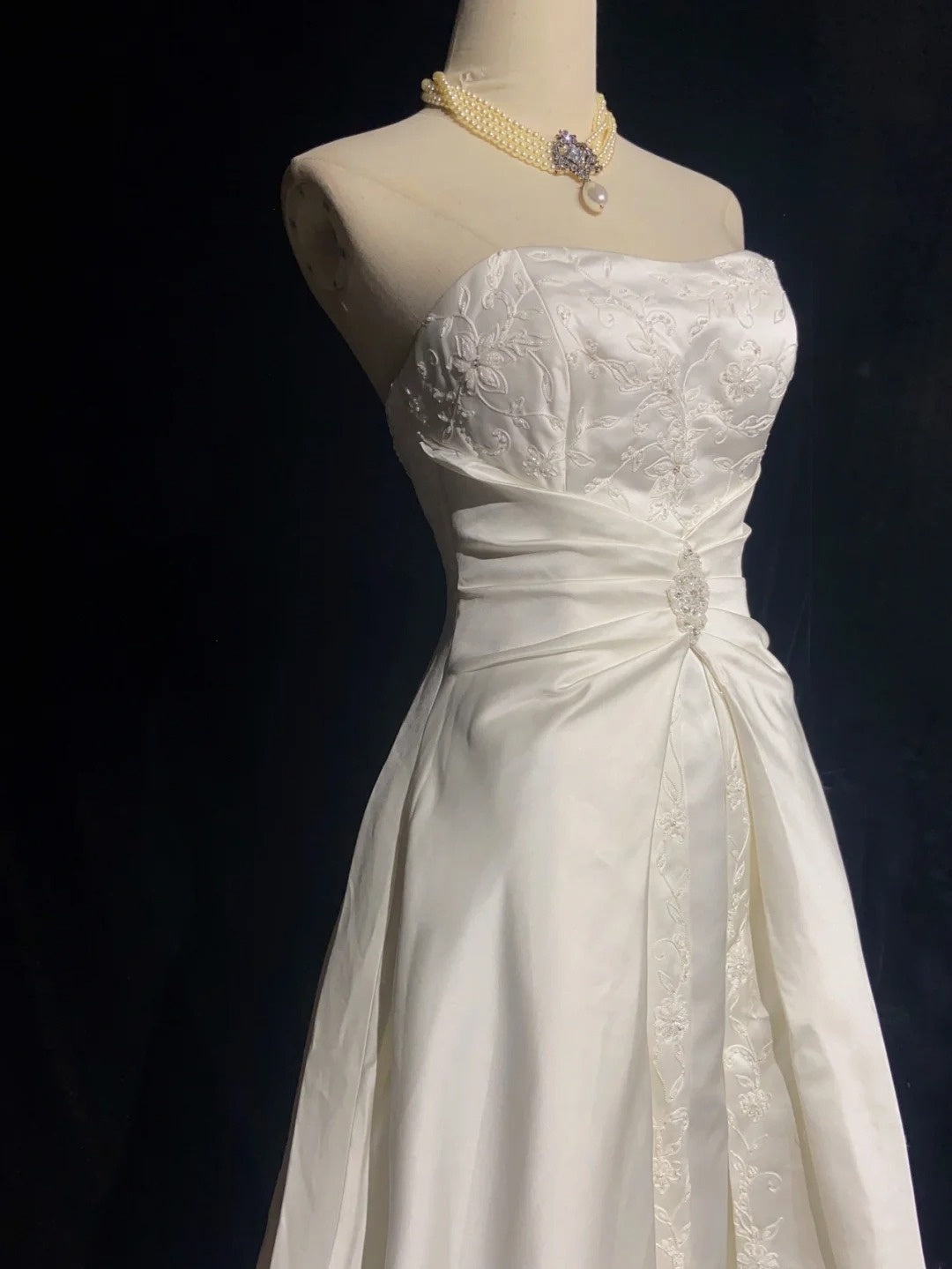 Zeitlose Hochzeitskleider Ballkleid Trägerlos Elfenbein Mit Rüschen Perlenbesetztes Langes Brautkleid N3431